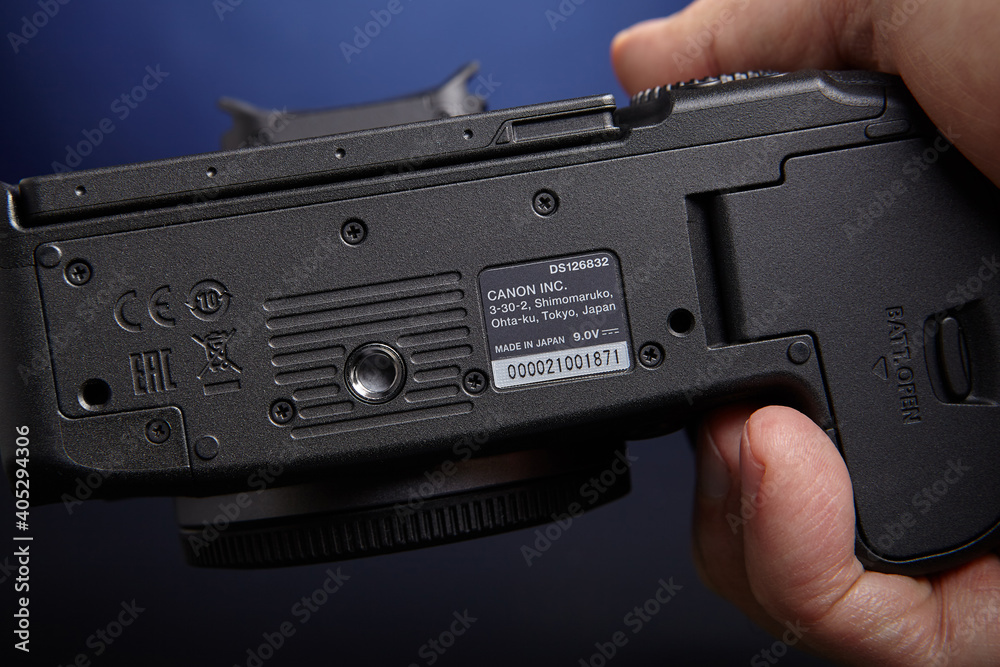 Stockfoto Bottom view of a Canon EOS R6 mirrorless camera with serial