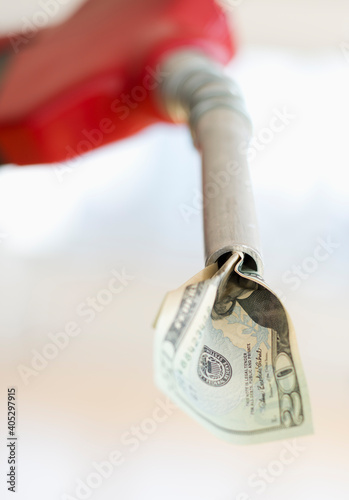 Fuel nozzle with dollar bill
