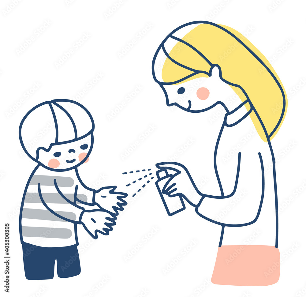 男の子の手のひらにアルコール除菌スプレーをする母親