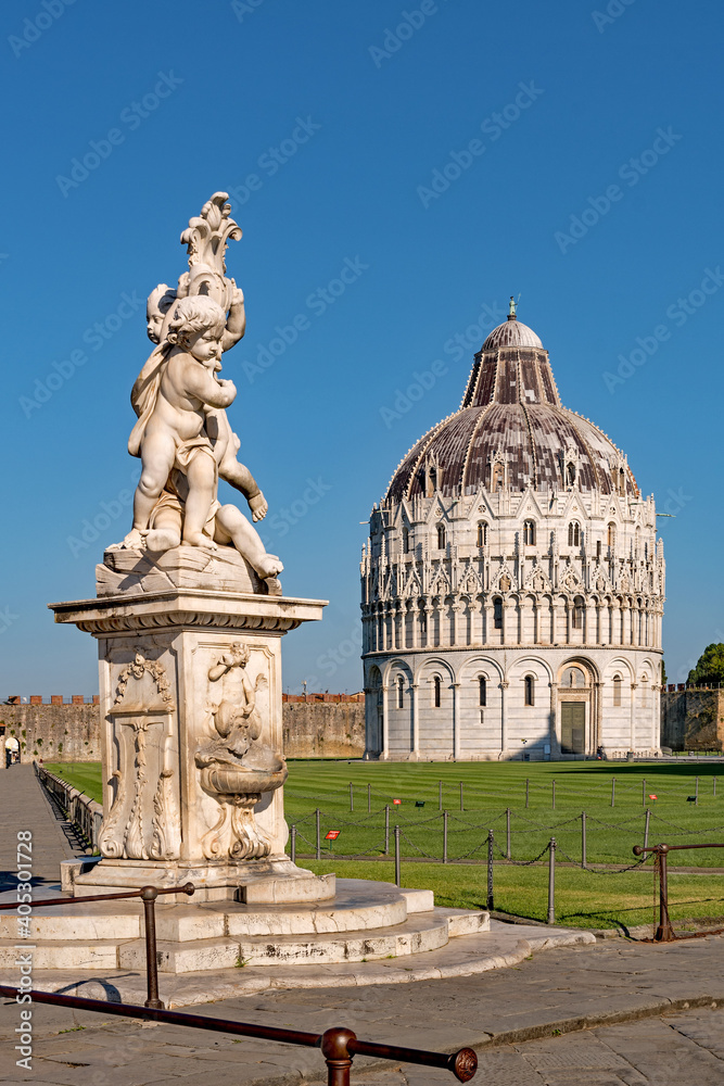 Obraz premium Das Baptisterium an der Piazza dei Miracoli in Pisa in der Toskana in Italien