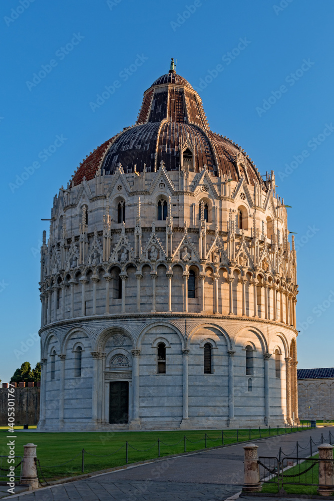 Das Baptisterium an der Piazza dei Miracoli in Pisa in der Toskana in Italien 