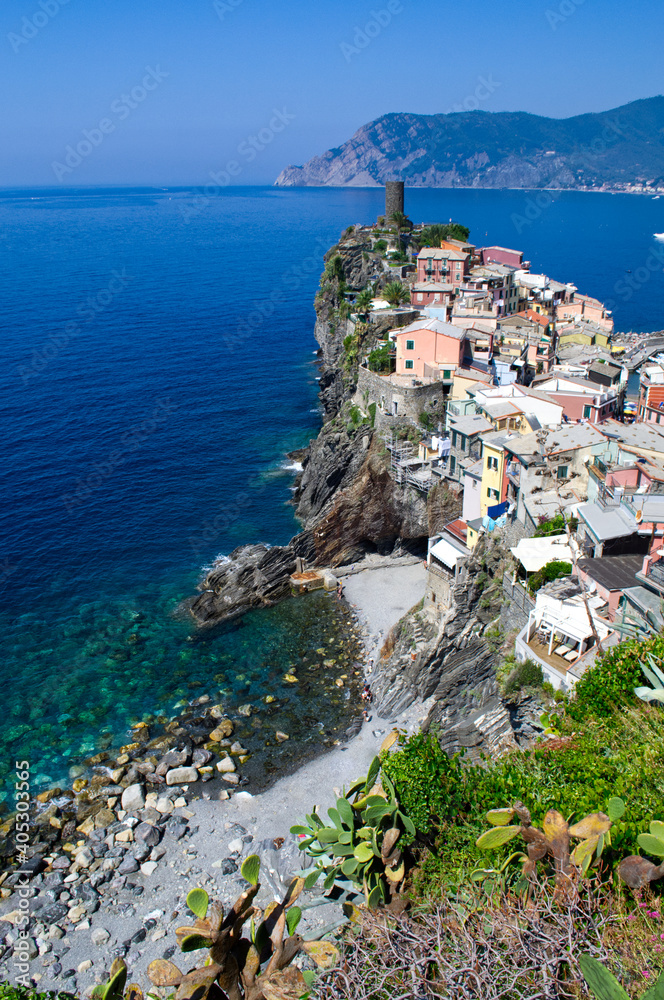 Bunte Häuser an der Küste von Vernazza im Cinque Terre Nationalpark