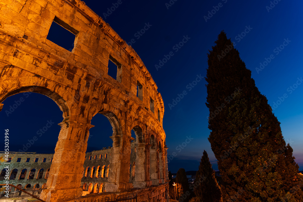 Beleuchtetes Amphitheater in Pula zur blauen Stunde