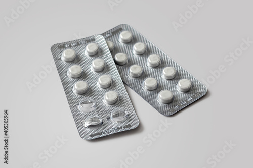 Blister packs, made of plastic and foil, with round, white tablets