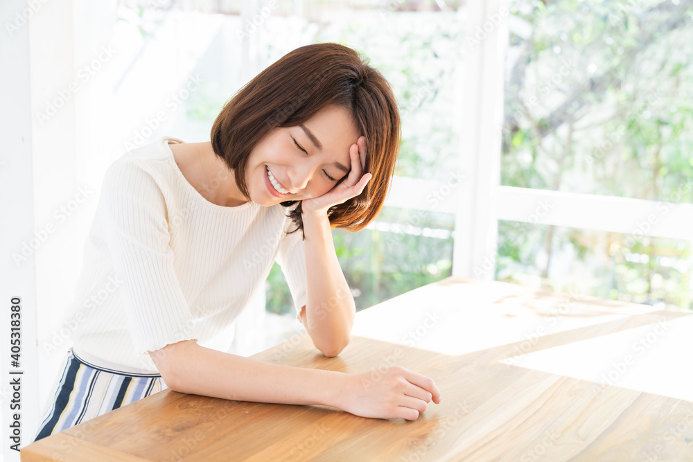 部屋でリラックスする女性