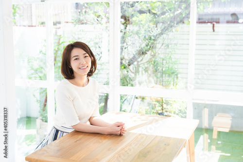 部屋でリラックスする女性 Free Download 部屋でリラックスする女性 - GFXLoad