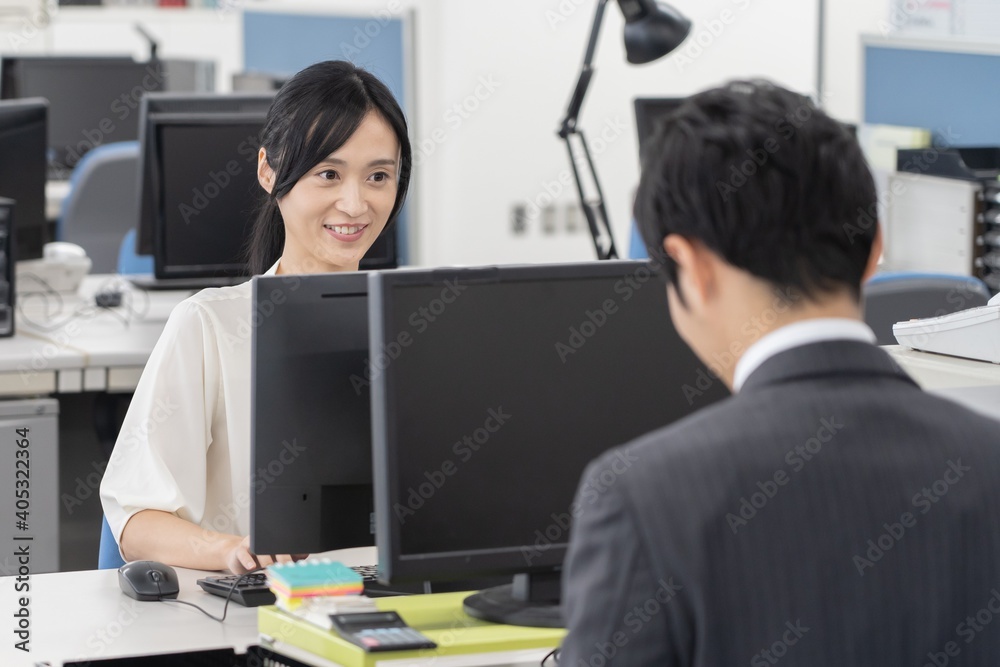 Fototapeta premium オフィスで仕事をするアジア人