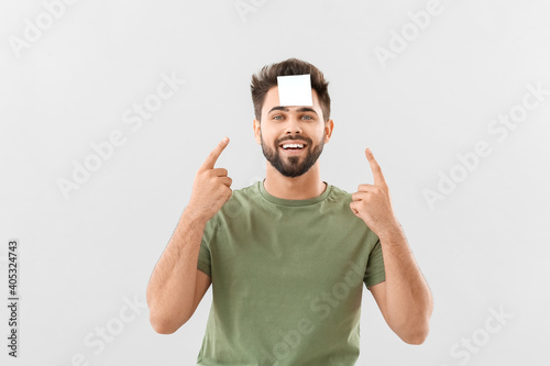 Man with blank note paper o...