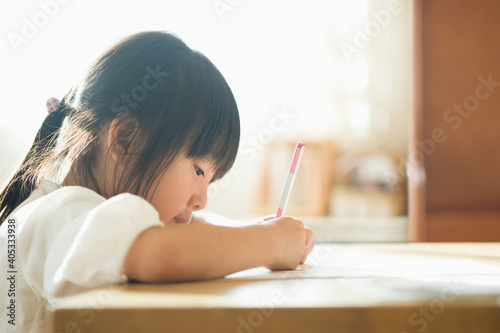 勉強をする女の子 