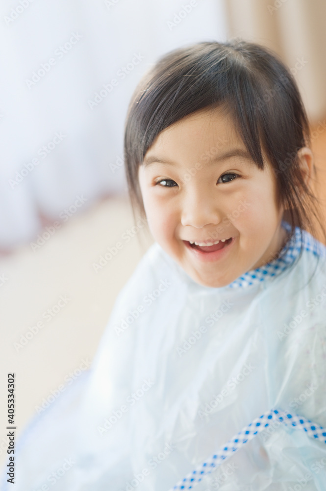 散髪をする女の子