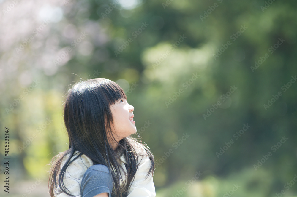 見上げる女の子 見上げる女の子