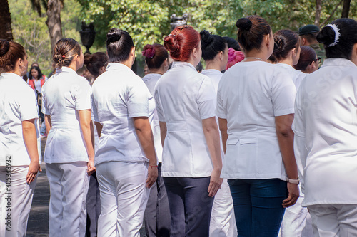 grupo de enfermeras formadas en un parque al aire libre en un día soleado y calido photo