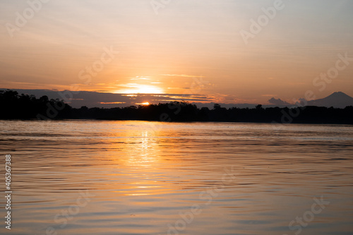 Atardecer en el r  o Amazonas