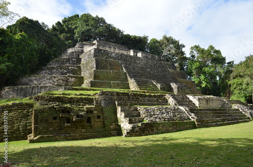 Foto The Mayan ruins of Lamanai once belonged to a sizable Mayan city in the Orange Walk District of Belize