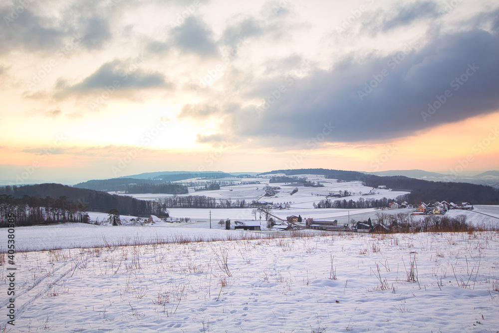 Zauberhafte Winterlandschaft, Schnee und einen Hügel im Hintergrund während des Sonnenunterganges