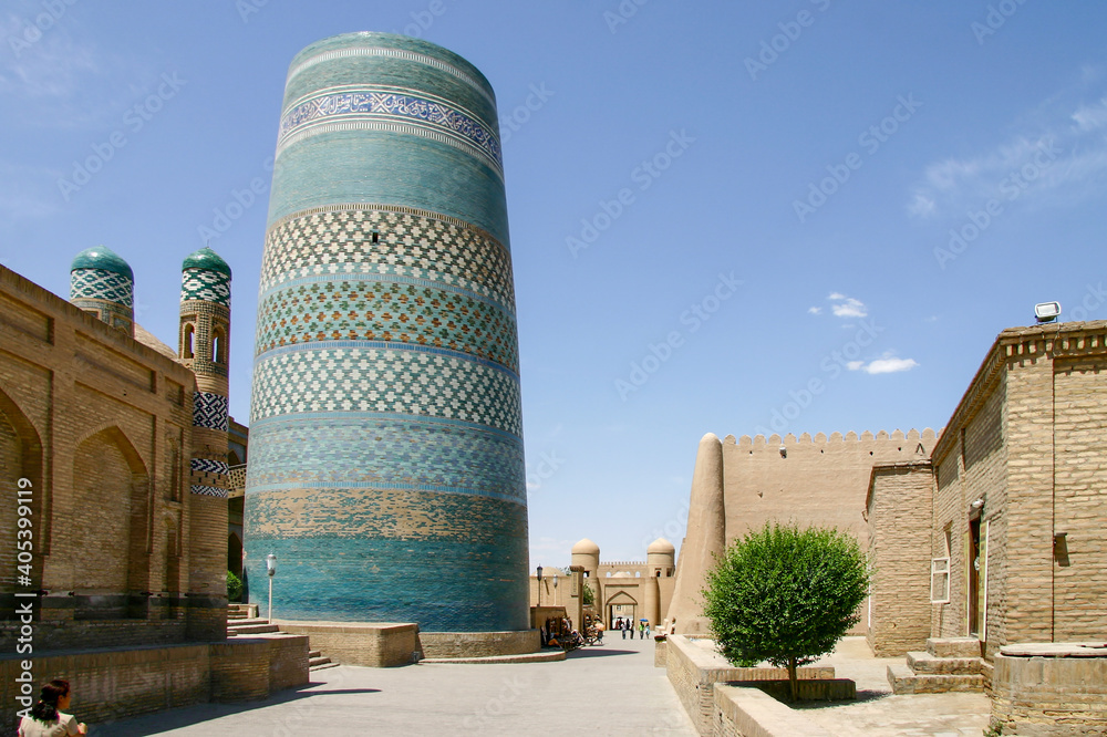 Kalta Minor Minaret, Khiva's unfinished minaret clad in turquoise tiles