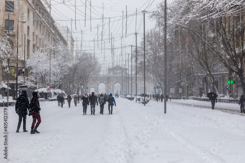 Fototapeta Naklejka Na Ścianę i Meble -  people enjoying the streets of snow, in the city of Madrid, covered by the storm philomena, january 05, 2021 in Madrid