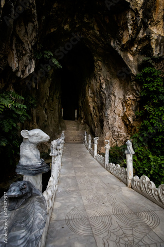 Fototapeta Naklejka Na Ścianę i Meble -  Am Phu Cave in Da Nang Vietnam