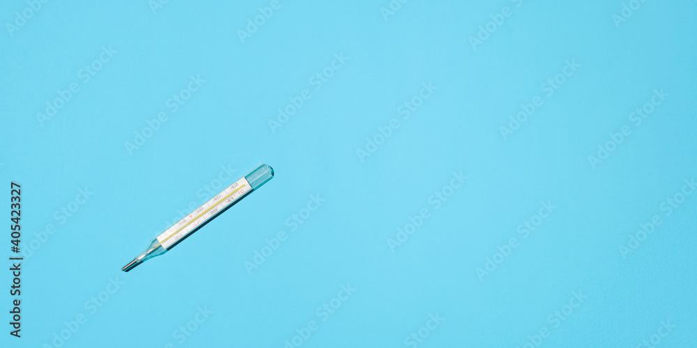 Naklejka premium Celsius thermometer lying on a blue background, flat lay. Banner, place for text
