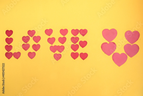 Foto The declaration of love is laid out of small red hearts on a yellow background