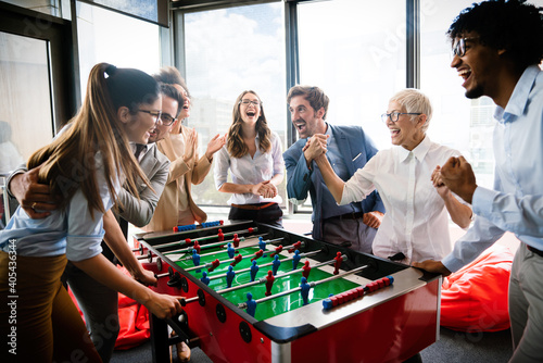 Foto Colleagues playing table football in the break.
