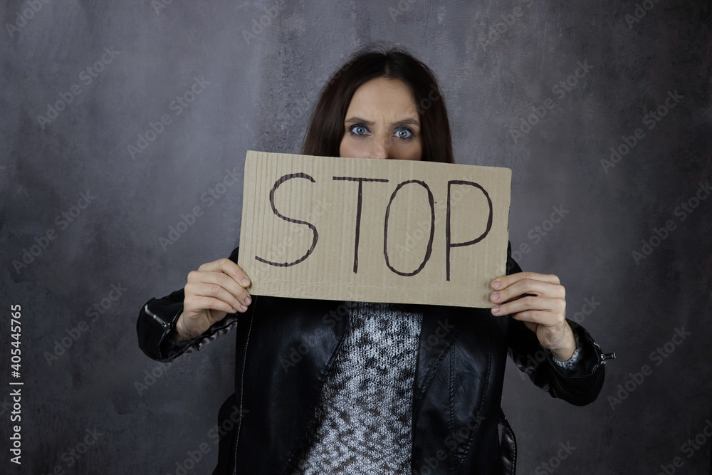 Naklejka premium woman holding a piece of paper with the word Stop