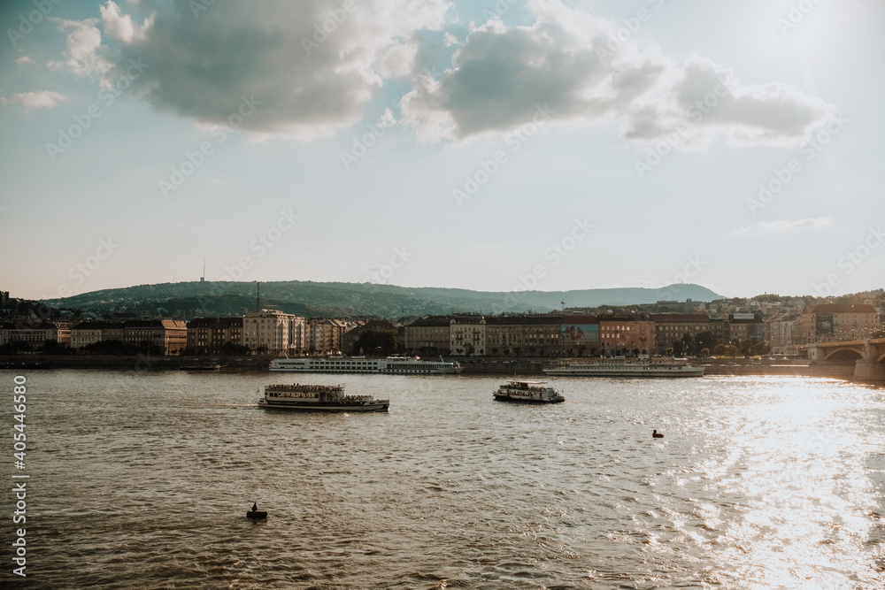 Barcas navegando por el Danubio