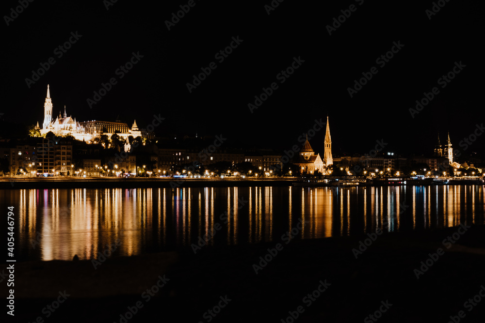 Budapest de Noche desde el Danubio