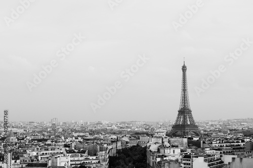 Fototapeta Naklejka Na Ścianę i Meble -  Paris en Blanco y negro mirando a la Torre Eiffel
