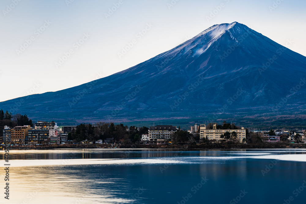 河口湖から眺める富士山　冬の朝景