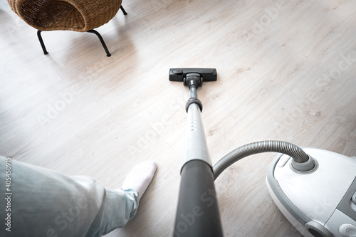 Papier peint Man cleaning floor with vacuum cleaner at home