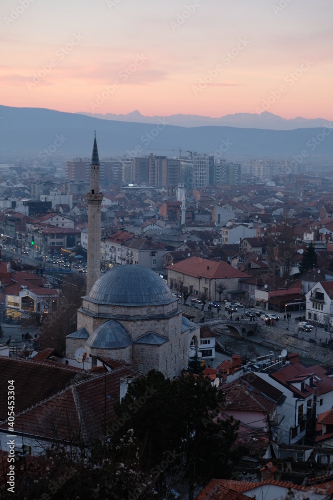 夕暮れ時のコソボ、プリズレンの古城からの眺め。Beautiful aerial view of Prizren old town from historical castle on twilight time, Kosovo