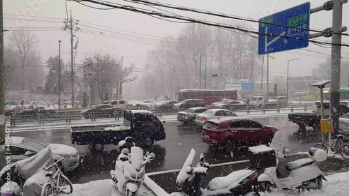 Heavy snow falls in downtown Seoul