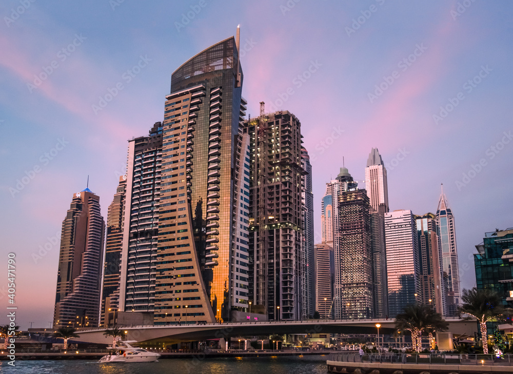 Obraz premium City skyline at sunset