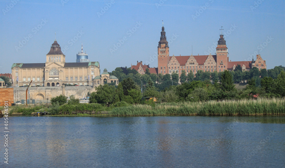 Stettin (Szczecin); Blick über die Oder zur Hakenterrasse  mit Museum und Regierungsgebäude