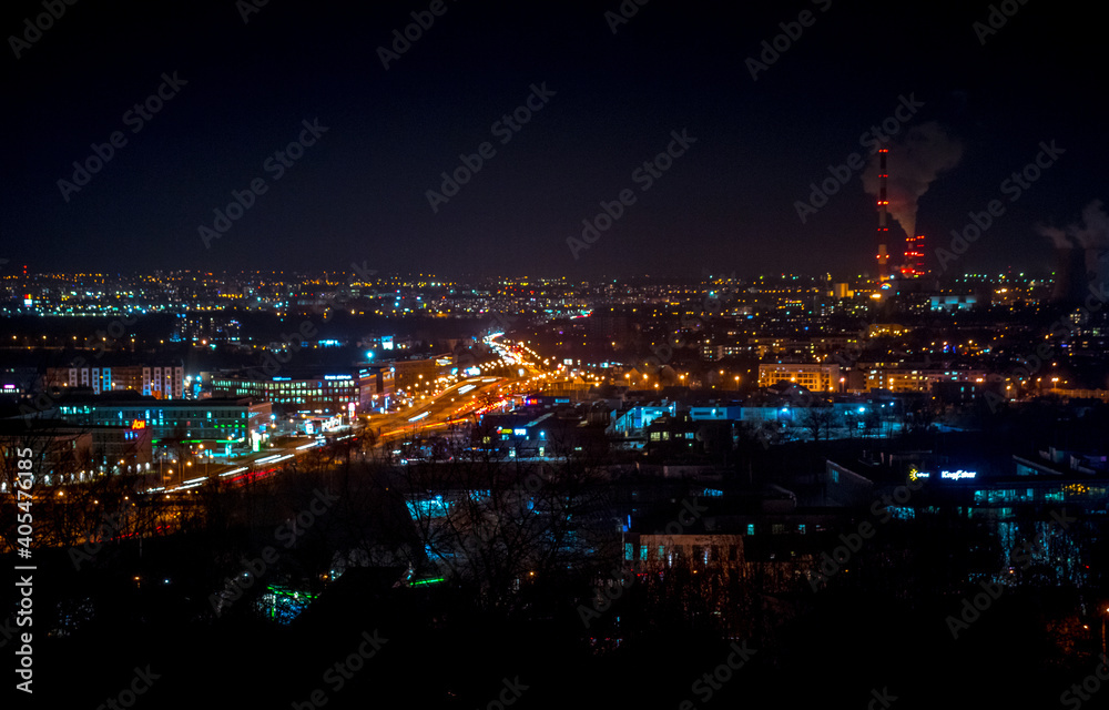 Widok na oświetloną panoramę miasta nocą - obrazy, fototapety, plakaty 