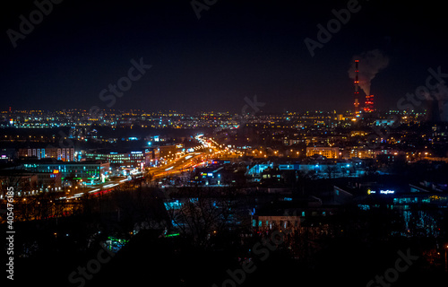 Widok na o  wietlon   panoram   miasta noc  