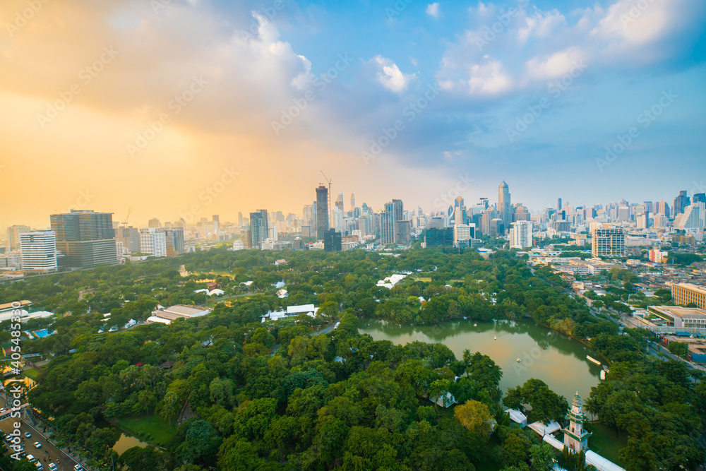 Obraz premium Beautiful sunset sky cloud landscape of cityscape with city building lumpini park capital town