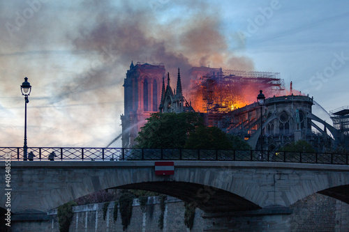 Cathédrale Notre Dame de Paris en feu