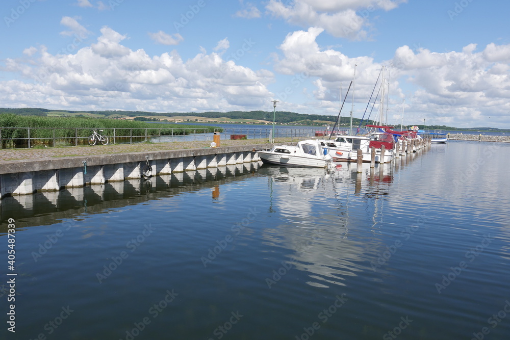 Fototapeta premium Hafen mit Booten am Kummerower See in der Mecklenburgischen Seenplatte