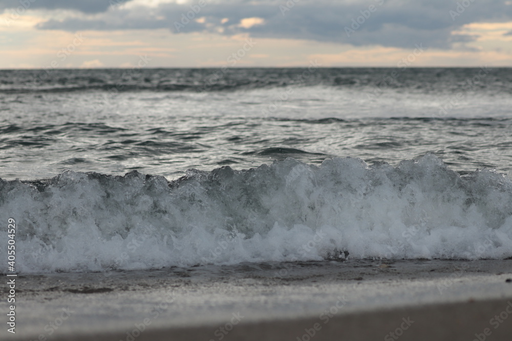 Fototapeta premium waves breaking on the beach