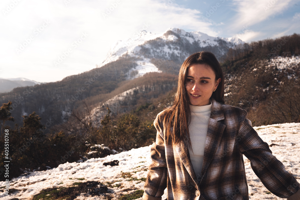 Naklejka premium Young woman enjoying the snowy mountain