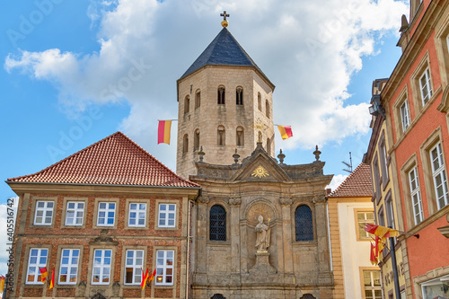 Gaukirche St. Ulrich und Bürgerhaus am Marktplatz in Paderborn, Nordrhein-Westfalen