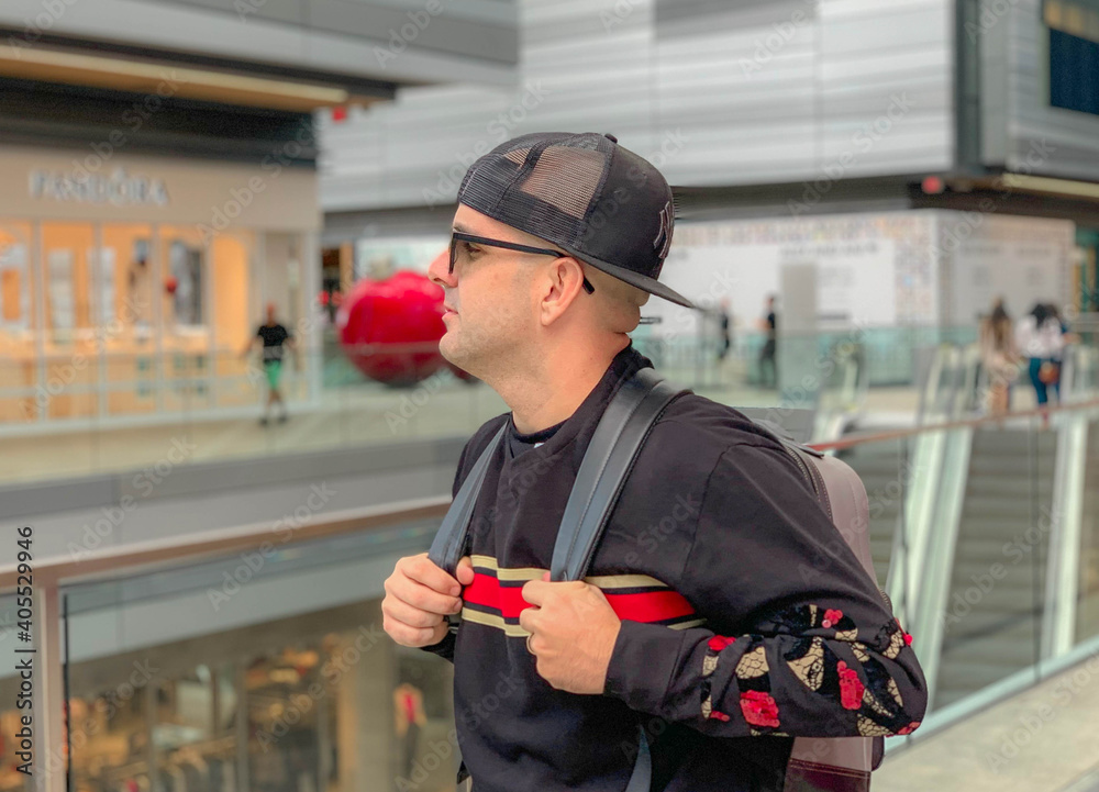 Obraz premium person with shopping bags