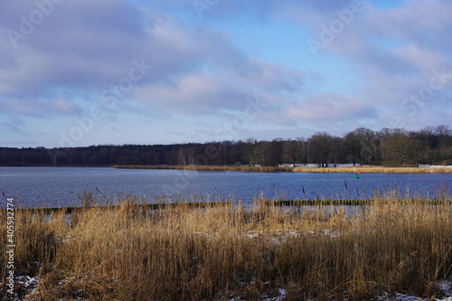 Sonnige  winterliche Landschaft an der Havel mit Schnee