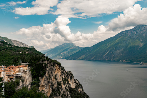 Vista panoramica del lago di Garda durante una giornata nuvolosa con cielo azzurro