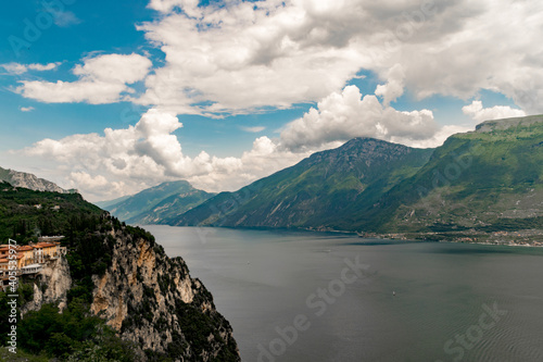 Vista panoramica del lago di Garda durante una giornata nuvolosa con cielo azzurro