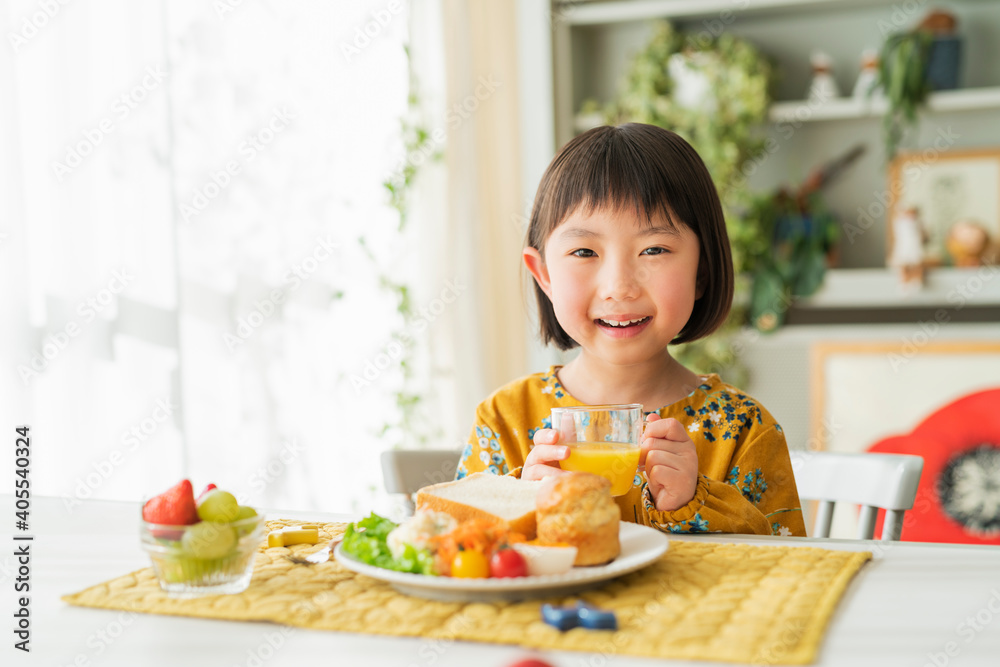 朝食をとる女の子