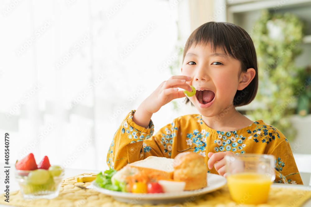 朝食をとる女の子 朝食をとる女の子