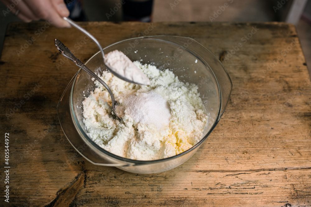Add flour when preparing curd dishes
